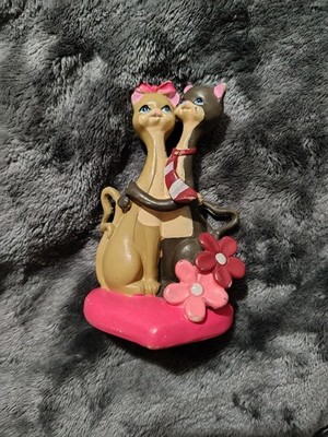Siamese Cats in Love Hugging Kitsch Pink Heart Figurine Polystone Vintage