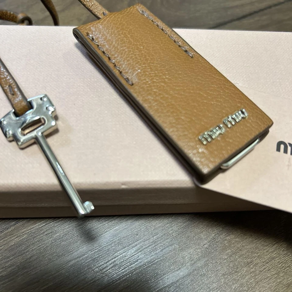 Llavero de cuero marrón MIU MIU Foto 3 de 4