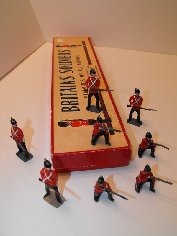 BRITAINS SHERWOOD FORESTERS TOY SOLDIERS / 8 FIGURES / Original with Box