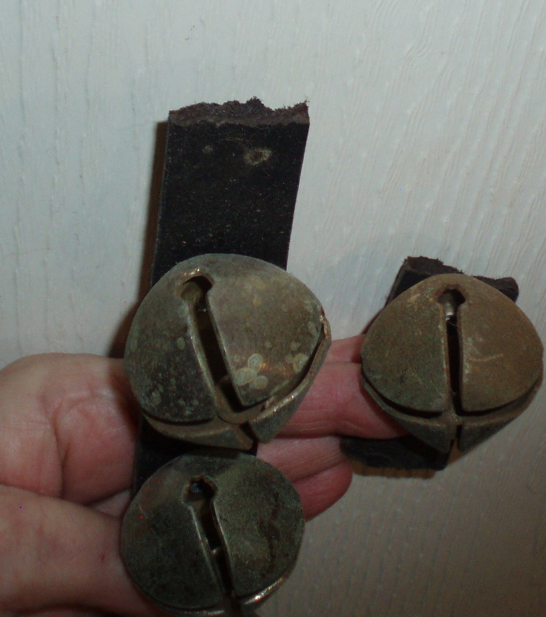 VINTAGE LEATHER BRASS HORSE SLEIGH BELLS CHRISTMAS JINGLE BELLS HOLIDAY DECOR