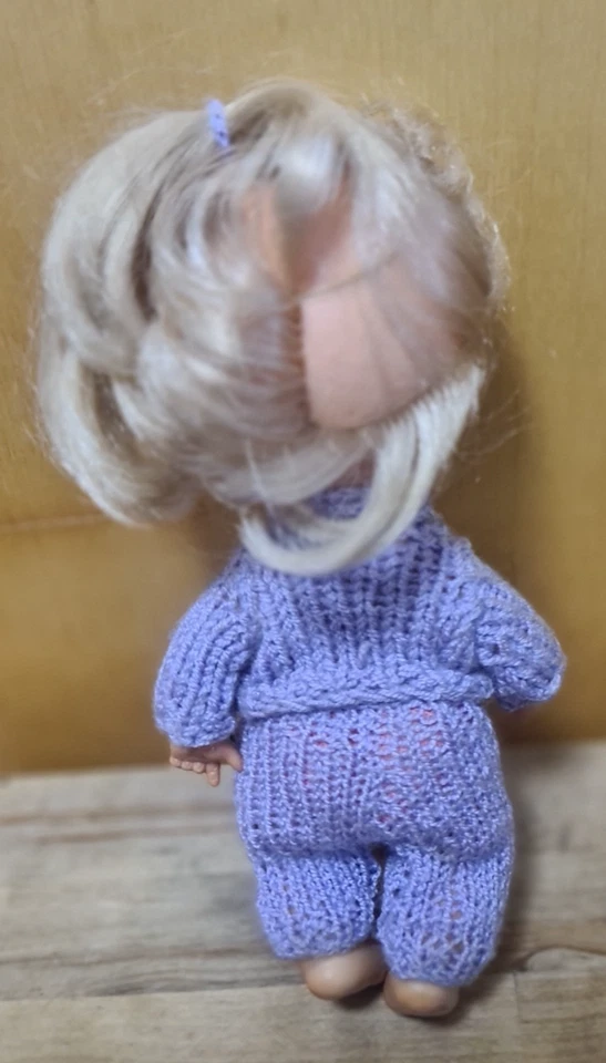 Famosa Puppe 21 cm – Vintage – Strickkleidung – beweglich – Sammler Spanien - Bild 3 von 4