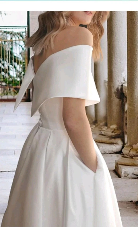 Vestido de novia corto simple elegante fuera del hombro con volantes satinados talla 8 Foto 2 de 4