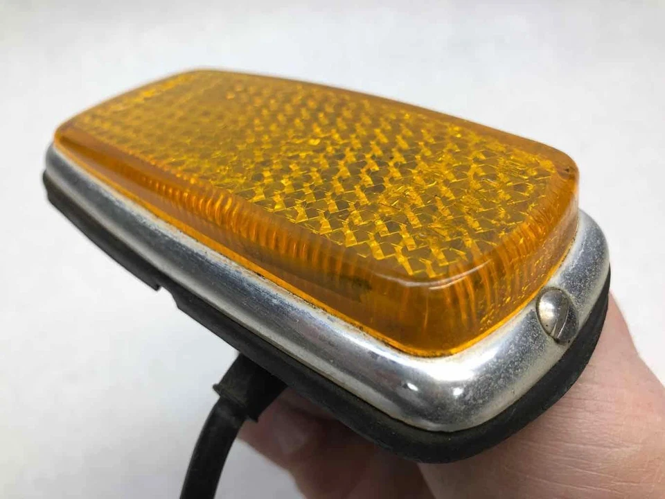 Mercedes 240d W115 1975 montado en guardabarros pasajero derecho luz de señalización ámbar *Nota* Foto 3 de 4