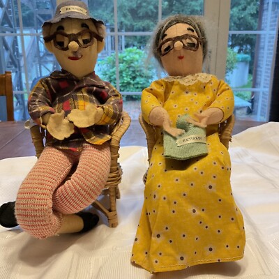 Vtg Folk Art Old Retired Couple Dolls Sitting Wickers Chairs Stuart Inc.