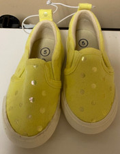 Toddlers NWOB "Cat Jack" yellow slip on sneakers. Size 5