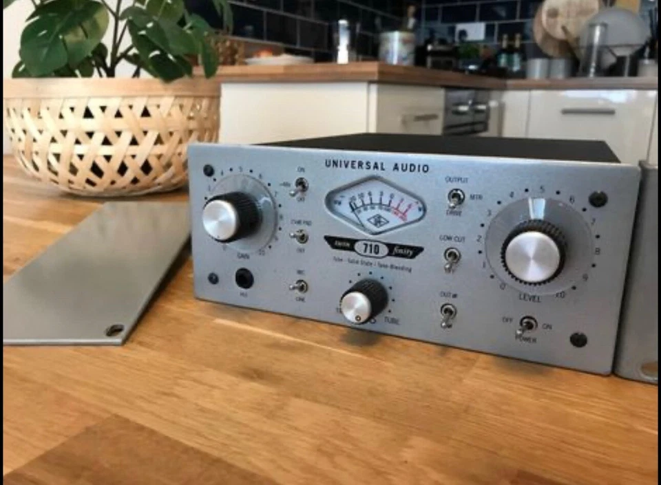 Universal Audio 710 Twin-Finity Tone-Blending Mic Preamp DI Box - Image 2 of 4