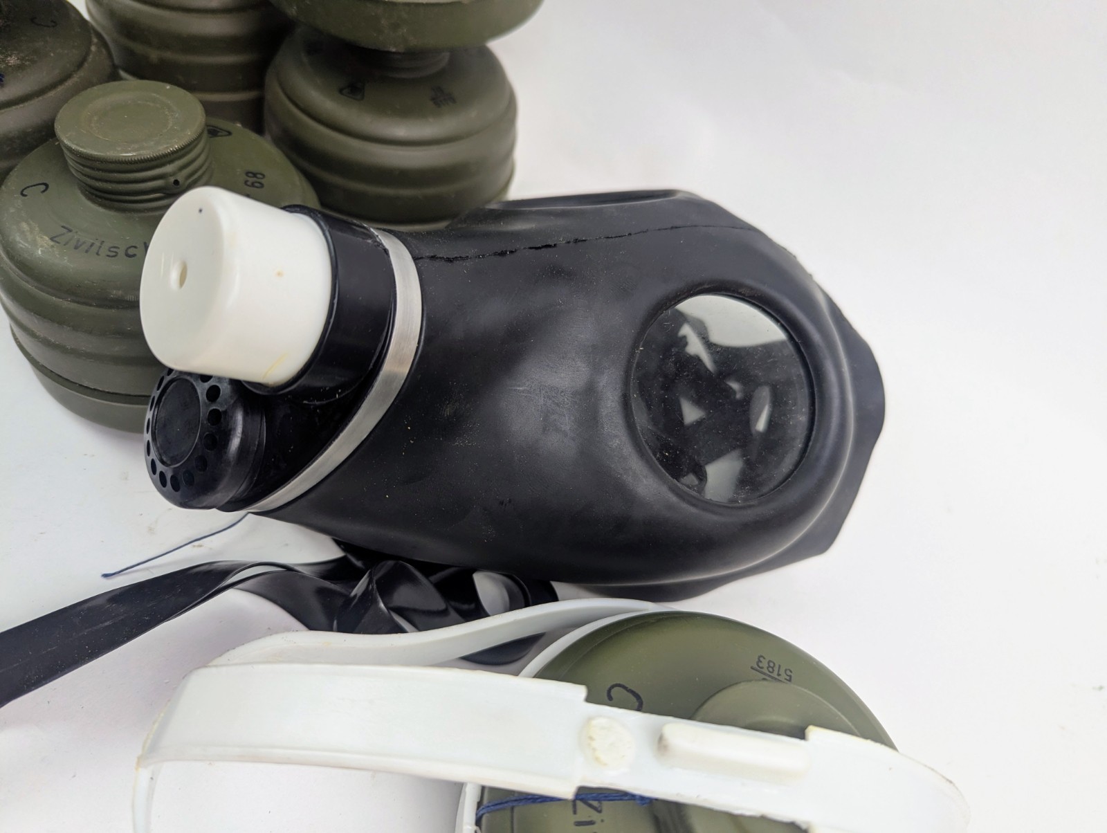 Vintage Israeli Gas Mask + 8 Swiss Zivilschutzfilter 68 Canisters - New/Surplus