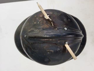 Casque Adrian modèle 1915 percé de part en part par balle allemande Poilu Verdun