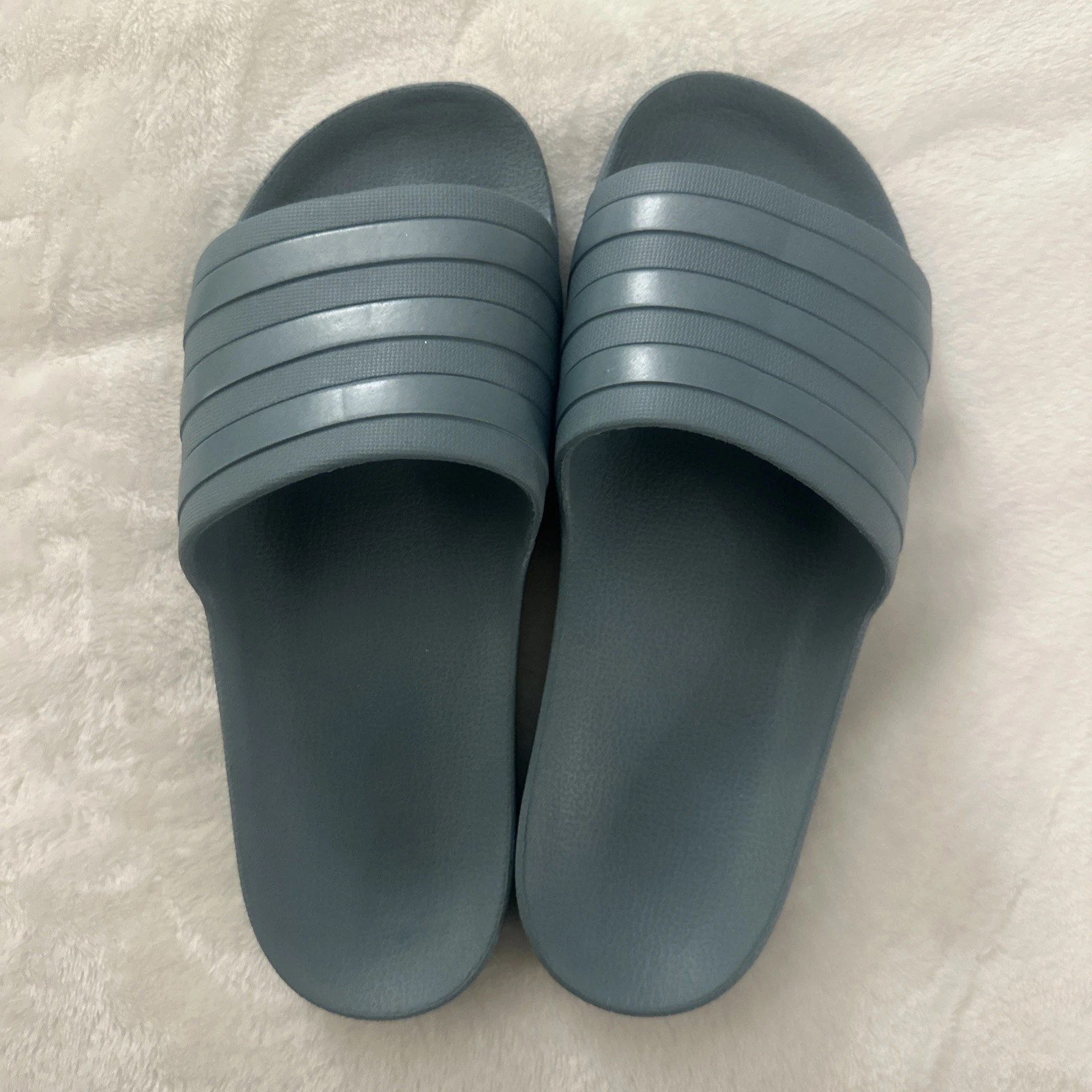 Sandali calcio Adidas donna taglia 10. Indossato brevemente una volta.