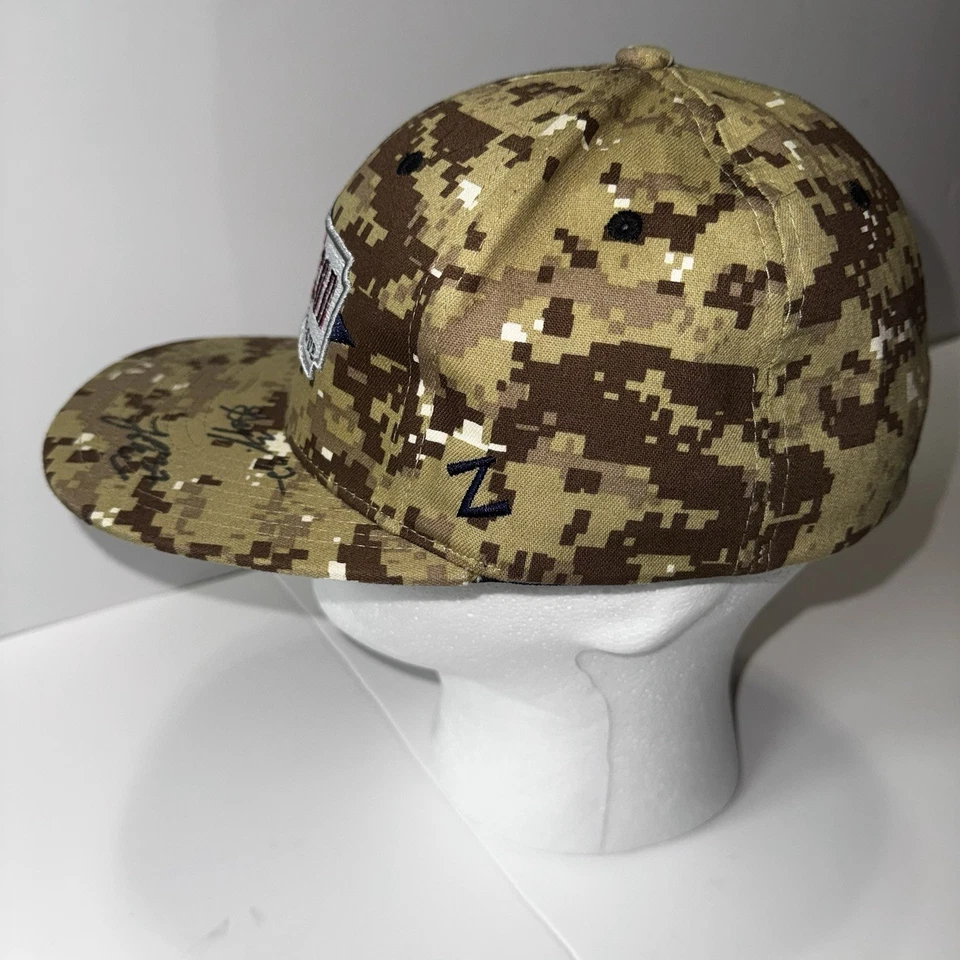 Gorra Cape Cod Liga de Béisbol Camuflada Zephyr Ajuste Flexible L -Firmada por Equipo Año Desconocido Foto 4 de 4