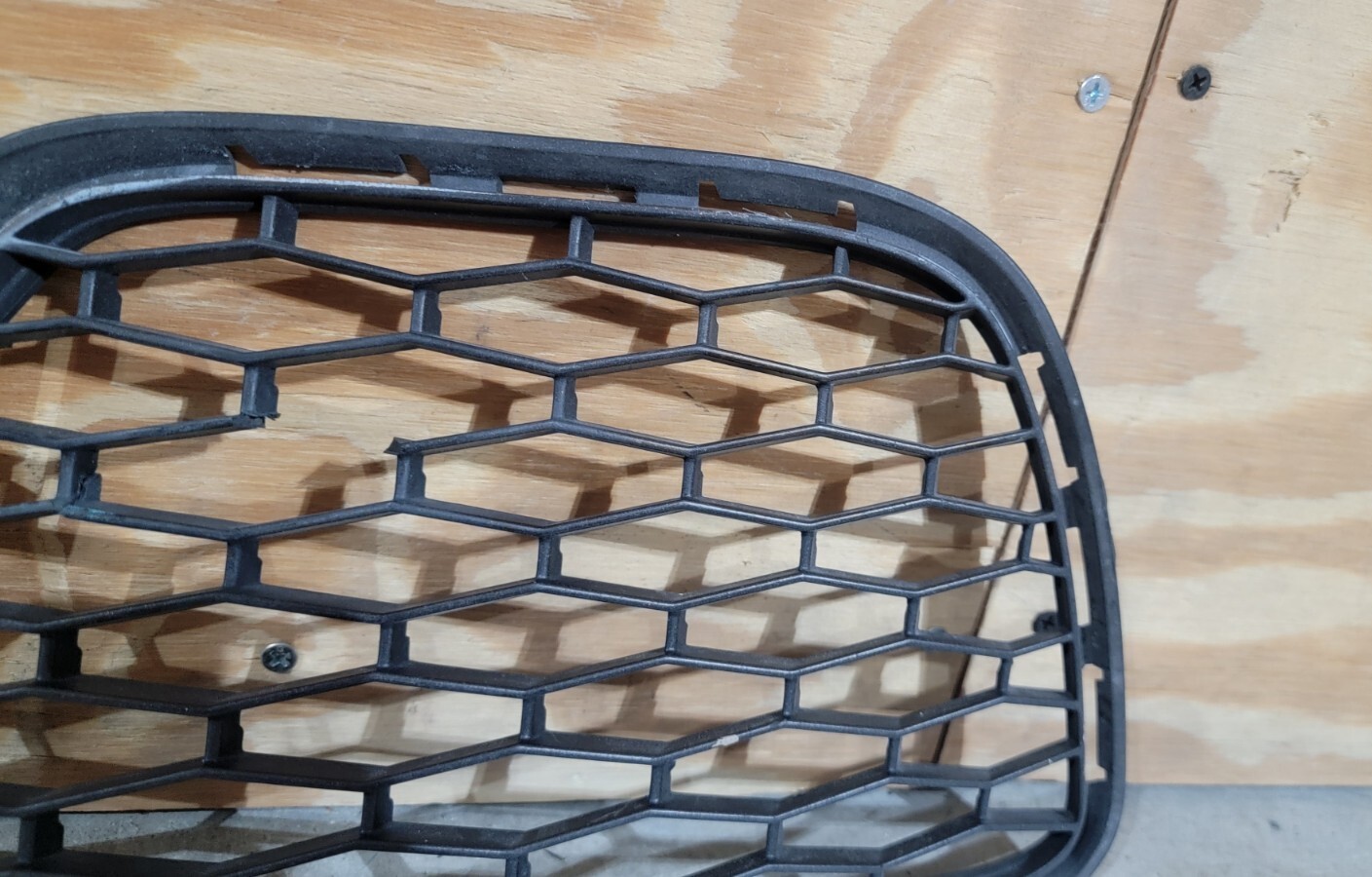 2014 2015 2016 2017 Maserati Ghibli Front Inner Right Bumper Grille Insert OEM 