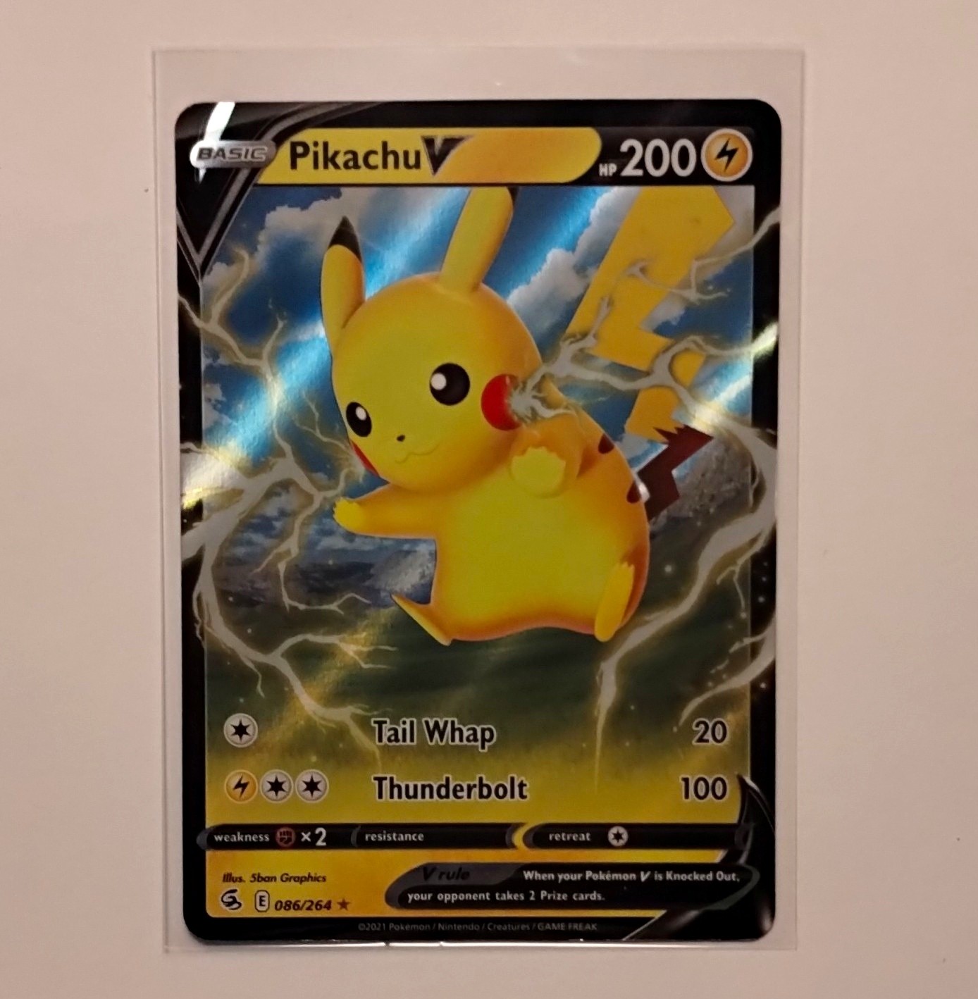 The Pokemon Company Pikachu V 086/264 Fusion Strike Holo Rare English 200 HP