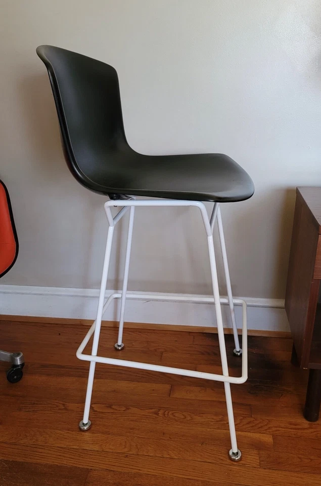 Taburete de bar alto de fibra de vidrio negro vintage Harry Bertoia Knoll silla blanca y negra  Foto 4 de 4