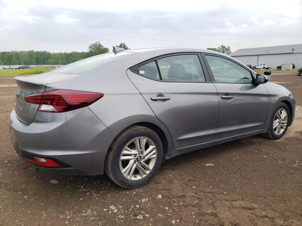 Used Front Grille fits: 2019 Hyundai Elantra Sedan center bumper mounted US buil Foto 4 de 4