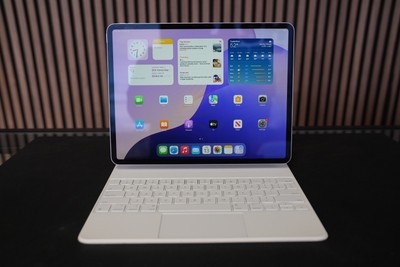 Apple iPad Air 13-inch A2899 - 512 GB, Wi-Fi + Cellular + Magic Keyboard Mint