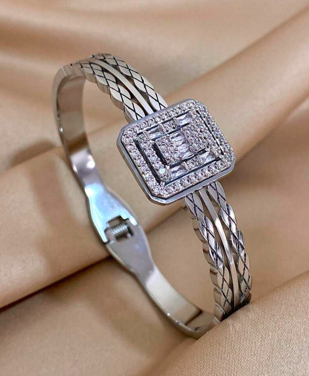 Bracelet femme en acier inoxydable argenté et oxydes de zirconium, le cadeau d'anniversaire idéal