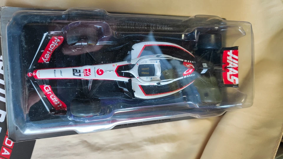Auto da corsa 1:24 HAAS VF -23 di Kevin Magnussen 2023 - Immagine 2 di 3