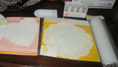NEW MIX LOT WILTON CAKE DOILIES CRYSTAL LOOK PILLARS FLOWER FORMER SET SPREADER