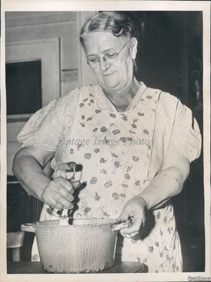 1943 Columbus Ohio Mrs Darah Jane Taylor Cooking Apron Historic Press Photo 6x8