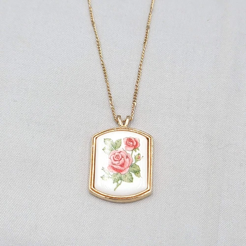 New ListingVintage Avon Pink Rose Pendant Necklace Gold tone 18" Estate Costume Jewelry