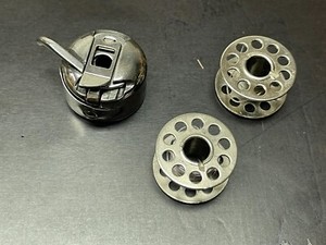 Spulenkapsel mit 2 Spulen für Nähmaschine PRIVILEG 1000