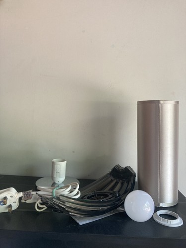 Lampada da tavolo e paralume stile modernista lucite affumicata perspex e cromato anni '70 29 cm uovo - Foto 7 di 7
