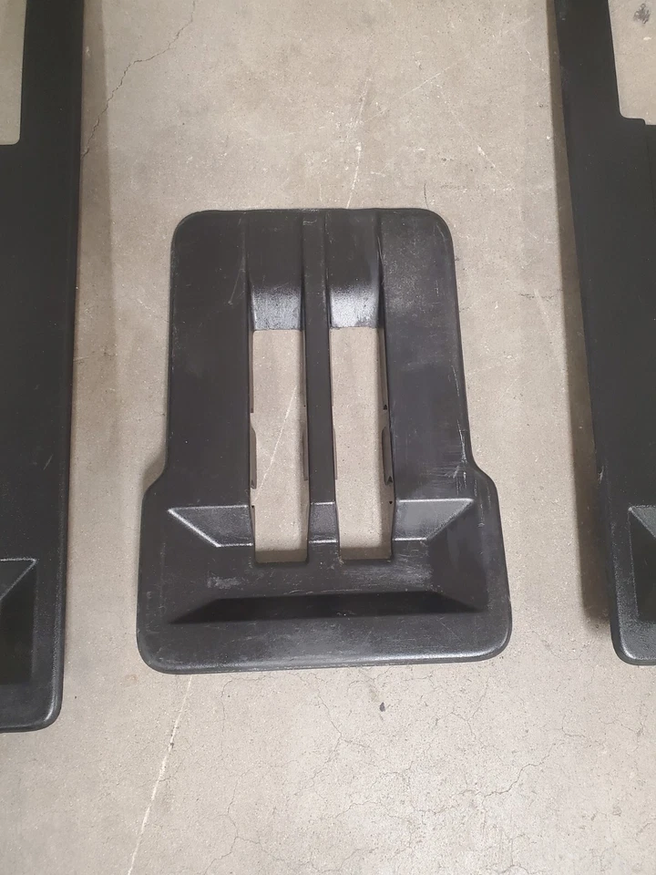 07 08 09 10 11 12 13 14 GMC Yukon asiento de piso de carga zócalo de plástico negro Foto 3 de 4