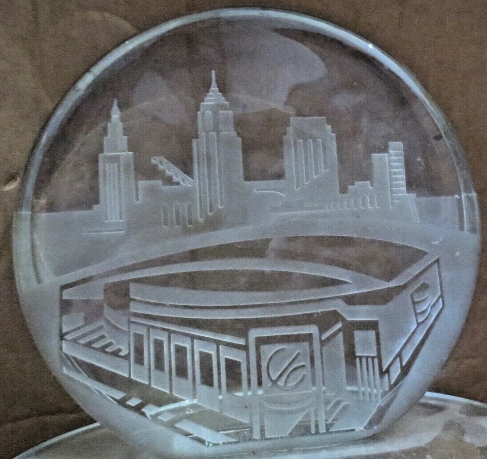 复古 Gund Arena Cleveland OH 树脂玻璃 1994 年 10 月盛大开幕 — 第 2/4 张图片