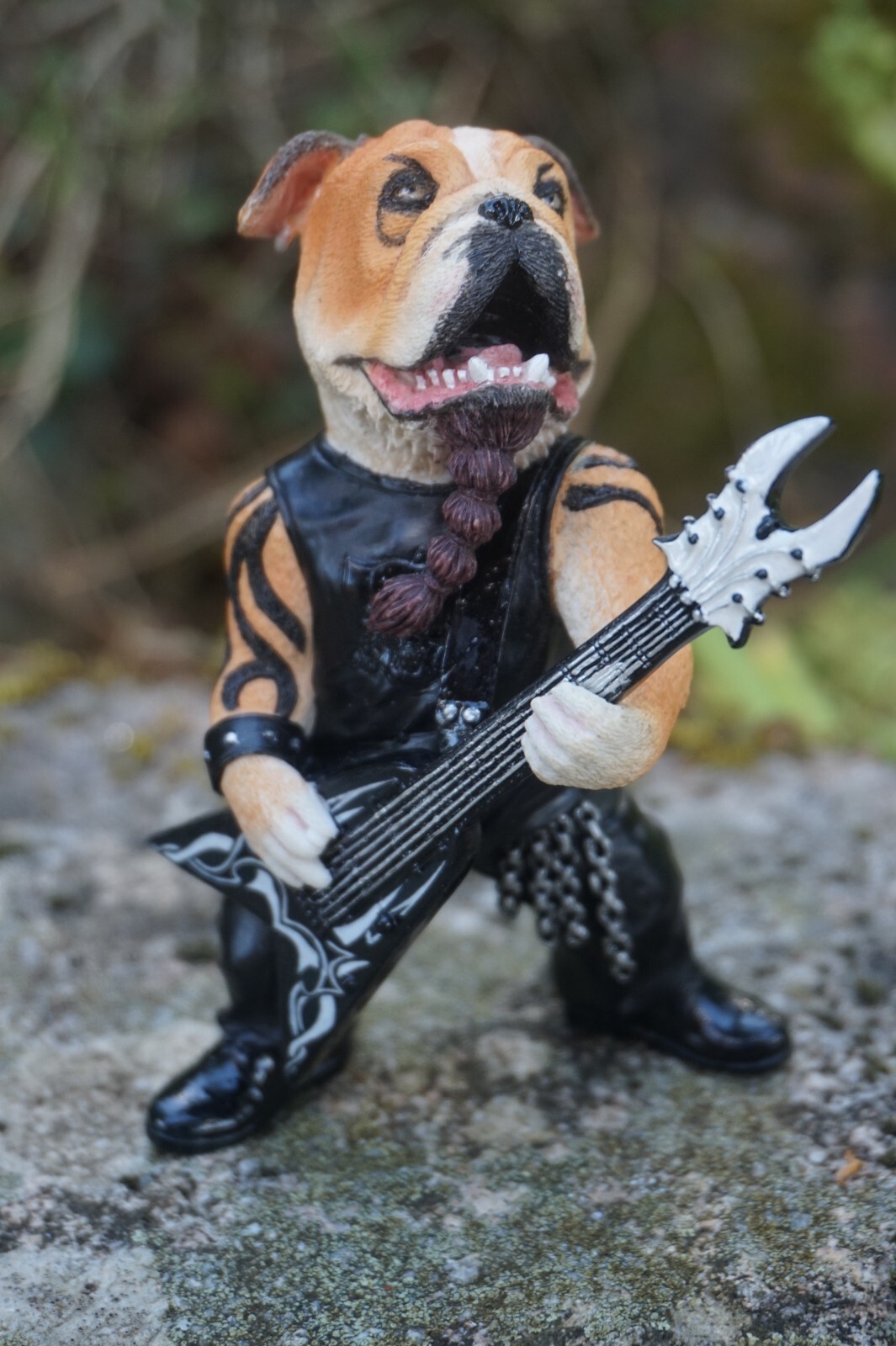 Figurine bouledogue fan de Metallica en résine effet métal avec CD humoristique