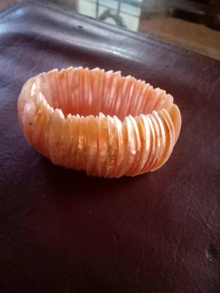 Pulsera elástica de 8 pulgadas color naranja/salmón con concha de madreperla Foto 2 de 4