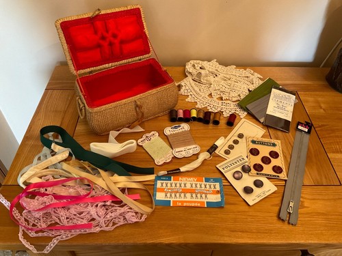 Vintage Wicker Sewing Basket With Raffia Detailing & Sewing Contents. Small - Picture 14 of 15