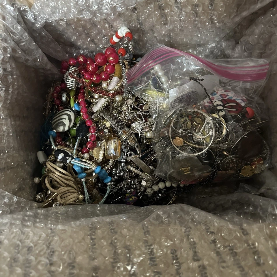 Lote de Joyas 11 Libras Vintage Moderno Basura Reparación Disfraz Reutilización Artesanía Foto 3 de 4