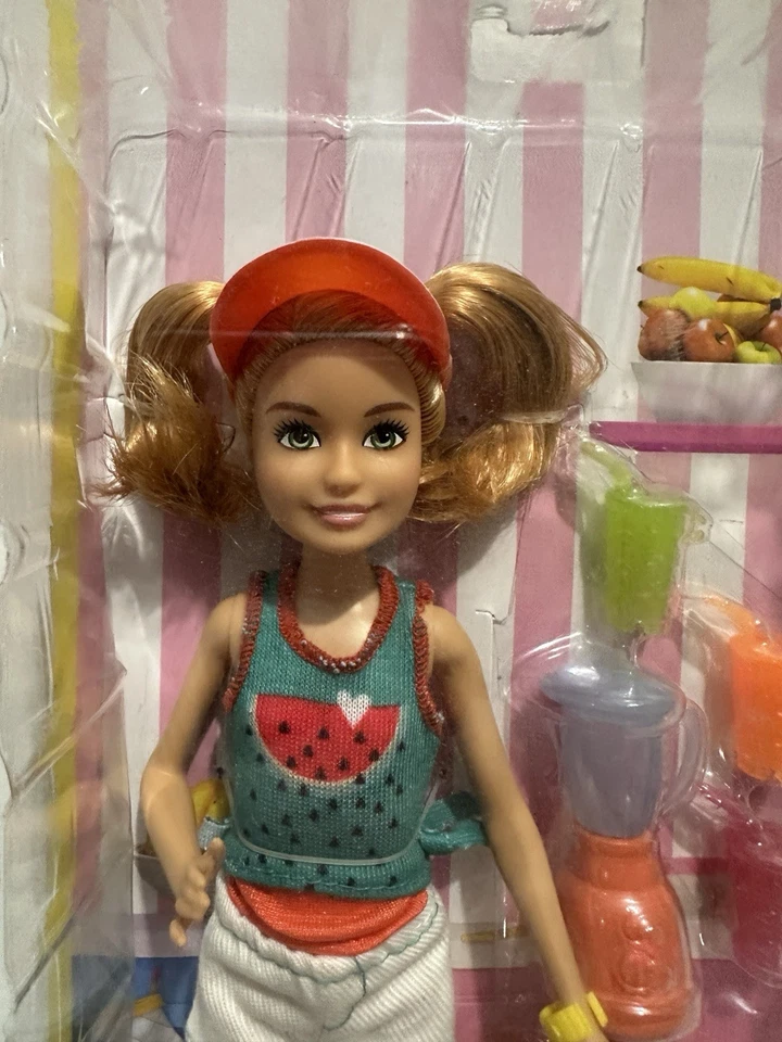 Muñeca Barbie Sister Stacie, con accesorios de soporte para batido de jugo 2018, en caja original Foto 2 de 4