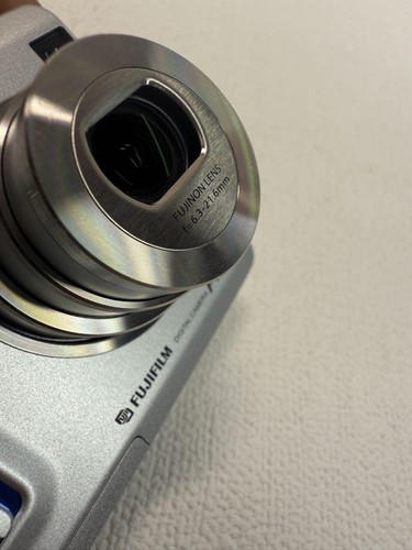 Fujifilm FinePix F440 Digital Camera 4MP Cradle Included Boxed Tested - Picture 10 of 12