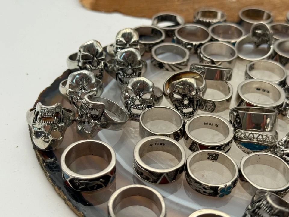 Lote de 65+ anillos de moda de acero inoxidable todos los tamaños 6,75 y menos--1616,25 Foto 2 de 4