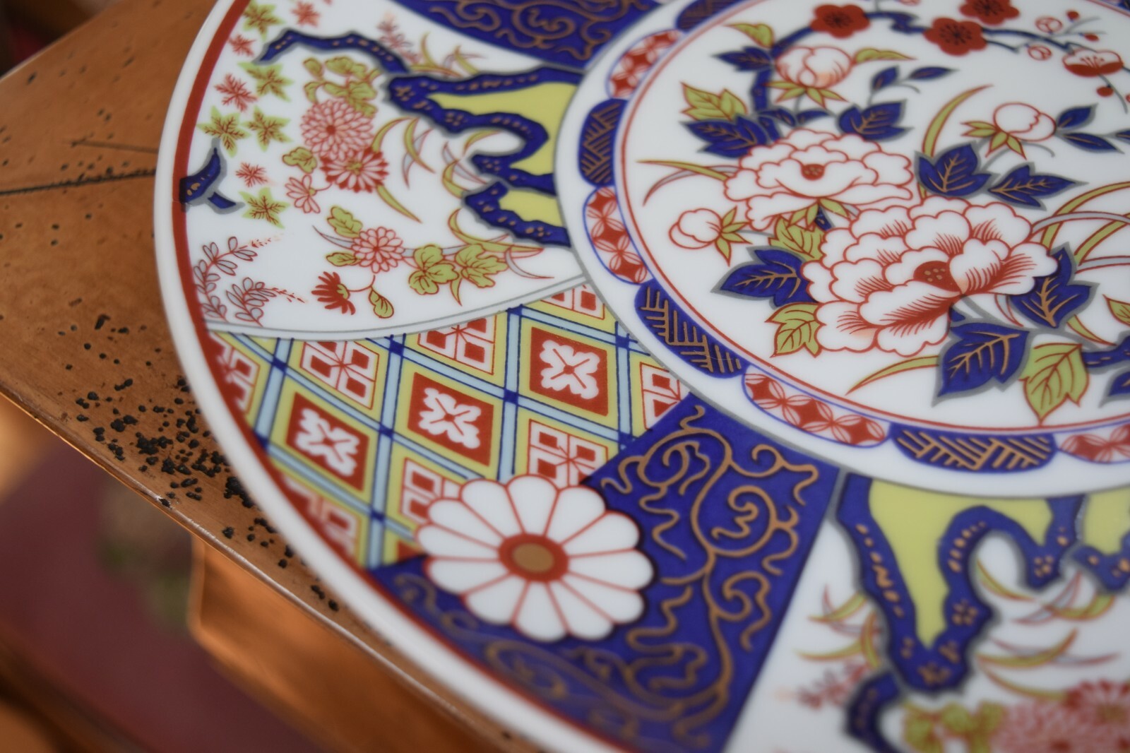 Imari Ware Japan "Empress" Florals Gold accents EUC Porcelain 101/8