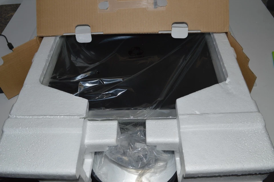 ^^ MAG INNOVISION 19" TFT LCD FLAT PANEL MONITOR LT916S - NEW (ADJ36) - Image 2 of 2