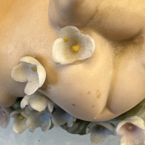 Vintage Lefton Kewpie Baby Doll appoggiato su una foglia fiori che sventolano Giappone MCM decorazione - Foto 11 di 11