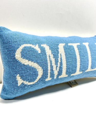Almohada de punto de cruz Potterybarn SMILE azul afirmación positiva PB niños - Imagen 2 de 6