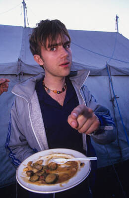 Singer Damon Albarn of Blur eating backstage at the Glastonbu - 1995 Old Photo 1