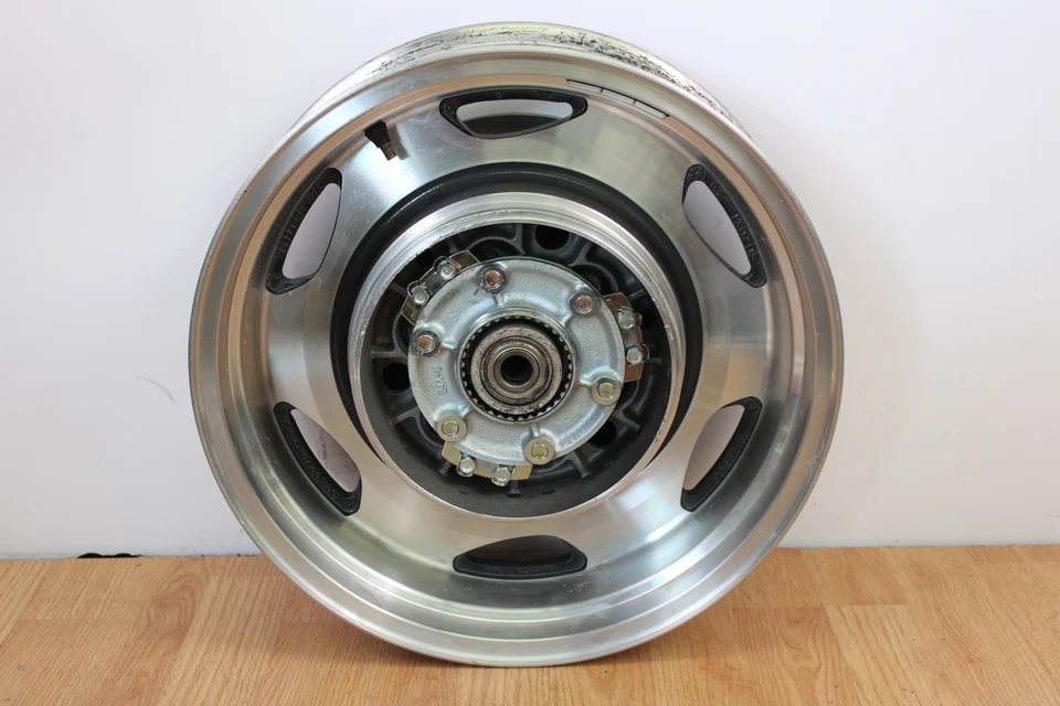 Rueda trasera Suzuki Intruder VL1500 2000 Foto 3 de 4