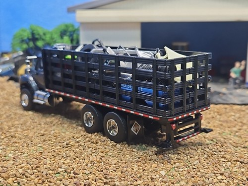 Custom International IH Flat bed stake truck 1/64 ERTL FARM GREENLIGHT Junk yard - Picture 7 of 17