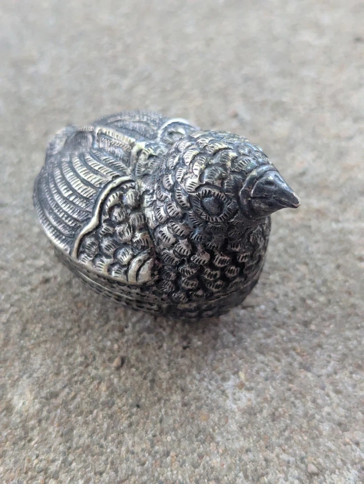 Antigua caja de tuercas de betel pequeña de plata birmana 800-900 Repousse codorniz pájaro Foto 3 de 4