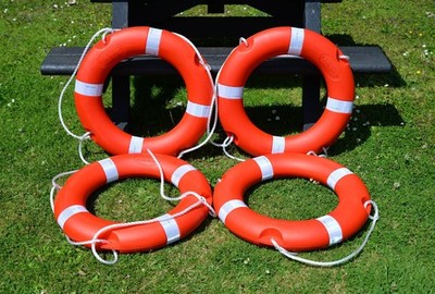 NEU Kunststoff Schaumstoff gefüllt Rettungsring Rettungsring Boje SOLAS konform 58 cm