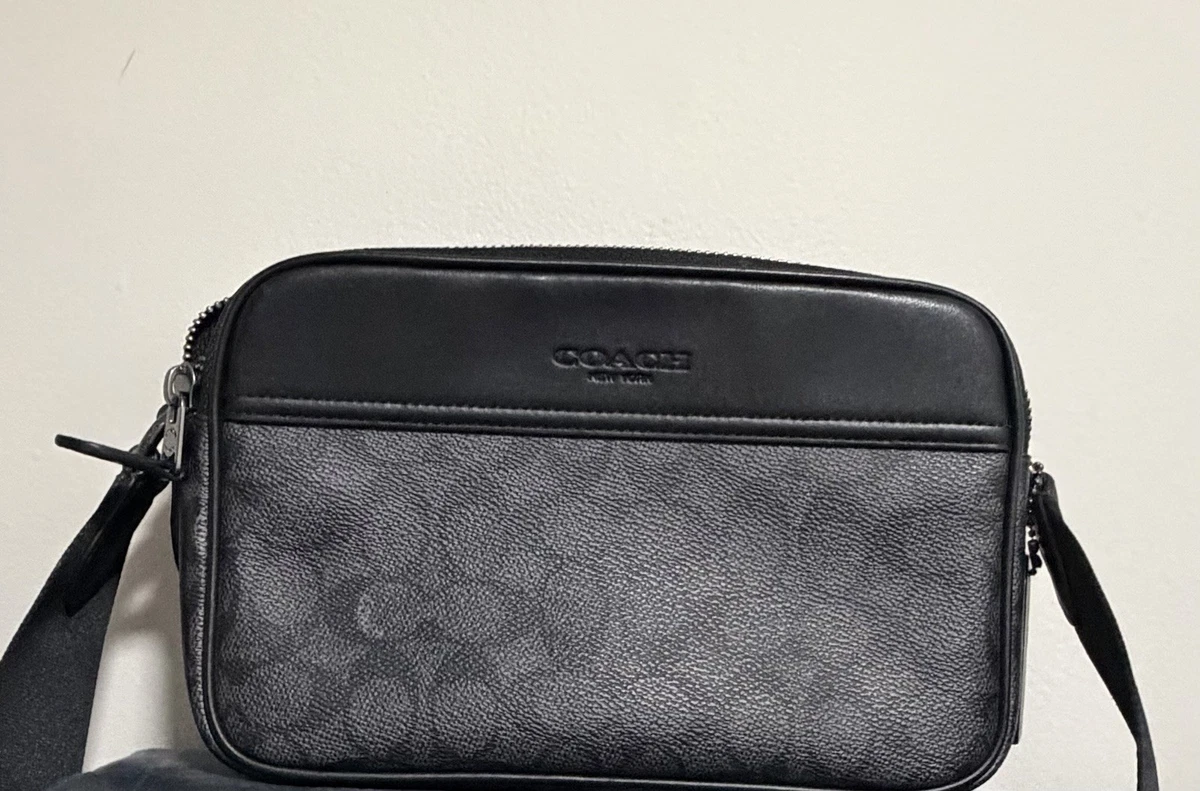 COACH ボディバッグ ブラック ロゴプリント Coach Men's Black Logo Crossbody Bag Zip Closure Designer Casual