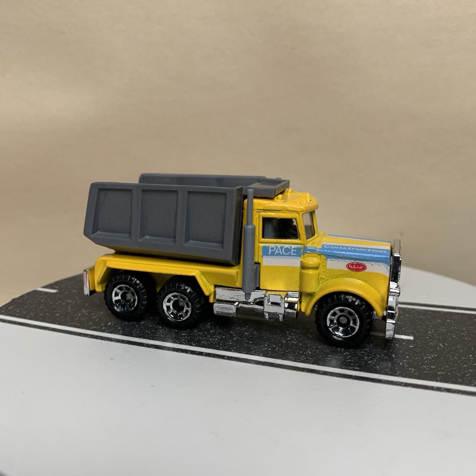 Matchbox MB-30 Peterbilt Quarry Dump Truck Yellow/Blue w/Gray Bed 1:80 Scale NM