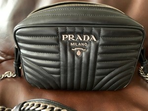 prada diagramme leather camera bolsa