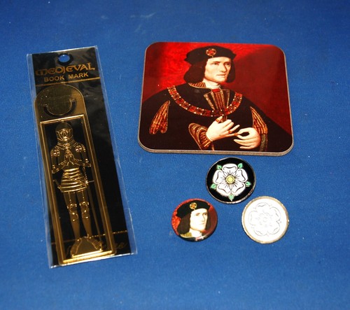 A group of King Richard III, medieval knight items, three badges - 第 1/1 張圖片