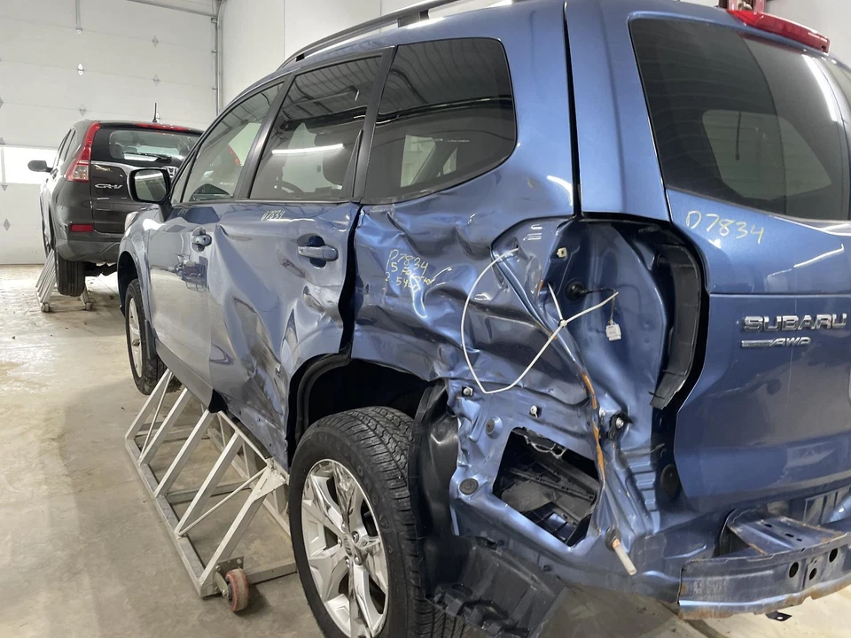 Used Left Headlight Assembly fits: 2015 Subaru Forester 2.5L chrome background h Foto 3 de 4