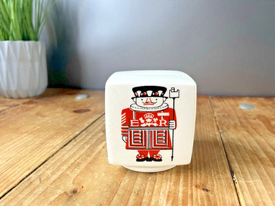 VINTAGE BEEFEATER TOWER OF LONDON SPARDOSE MÜNZBANK BROADSTAIRS CARLTON WARE ?
